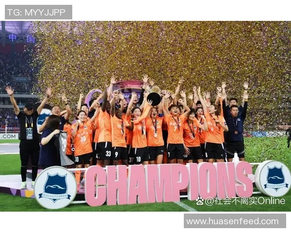 激情对决，足球巨星激烈瞬间定格，展现赛场上的强者风采与荣耀时刻