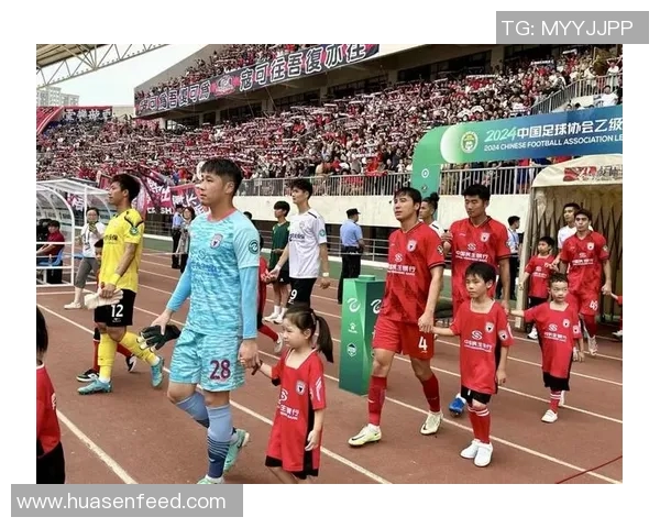 小球童赛场偶遇偶像球星温情互动点燃足球梦想